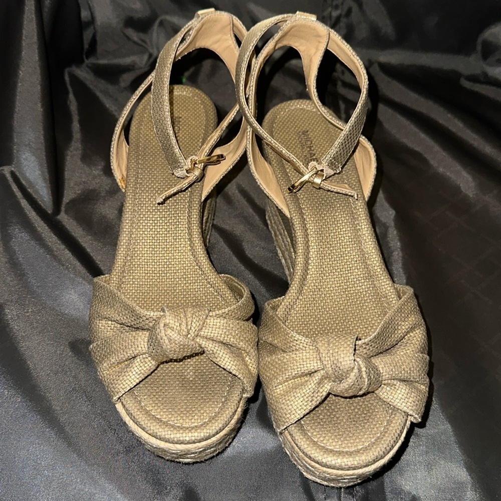 Michael Kors wedge sandals New…NEVER WORN
ACCEPTING ALL REASONABLE OFFER